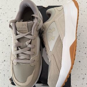 New mens Sz 9 Under Armour Light Tan Athletic Shoes